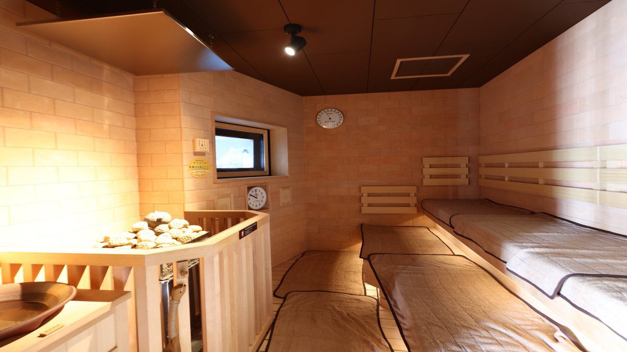 Dormy Inn 岡山 Self Löyly 三溫暖的兩層座位與桑拿石
