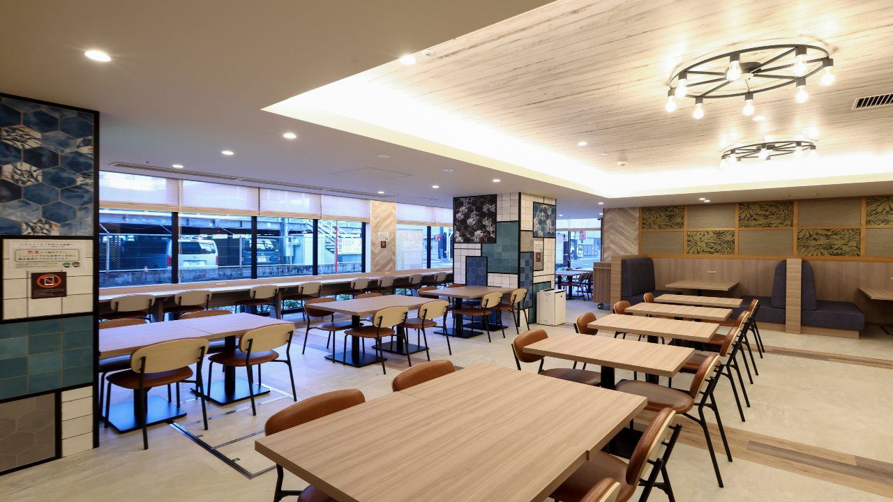 Dormy Inn 岡山 1 樓餐廳 Hatago 的座位區與落地窗
