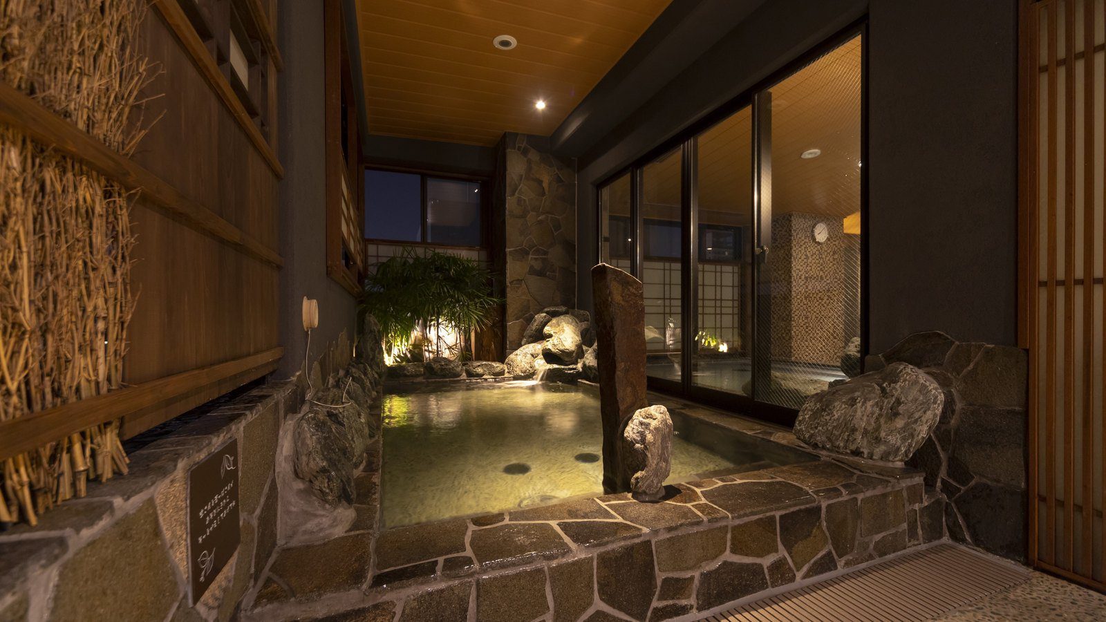Dormy Inn 大阪谷町 男湯石組半露天風呂與竹籬