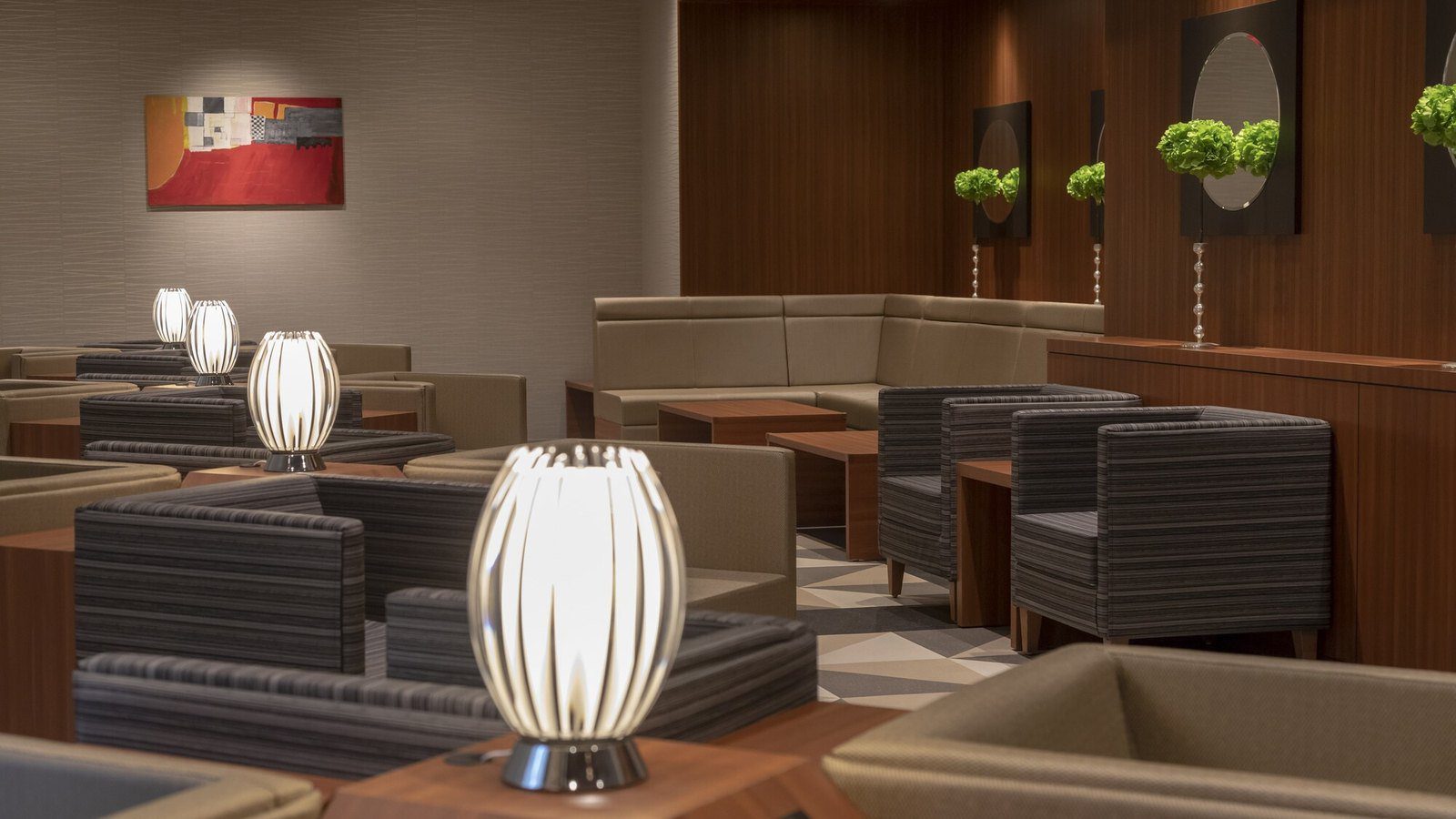 Dormy Inn 大阪谷町 1 樓 Lounge 的沙發座位與桌燈