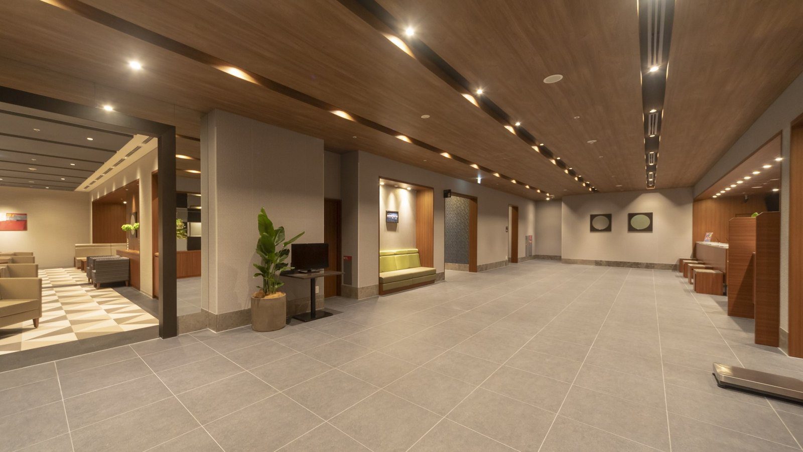 Dormy Inn 大阪谷町 1 樓大廳的長廊與座位區
