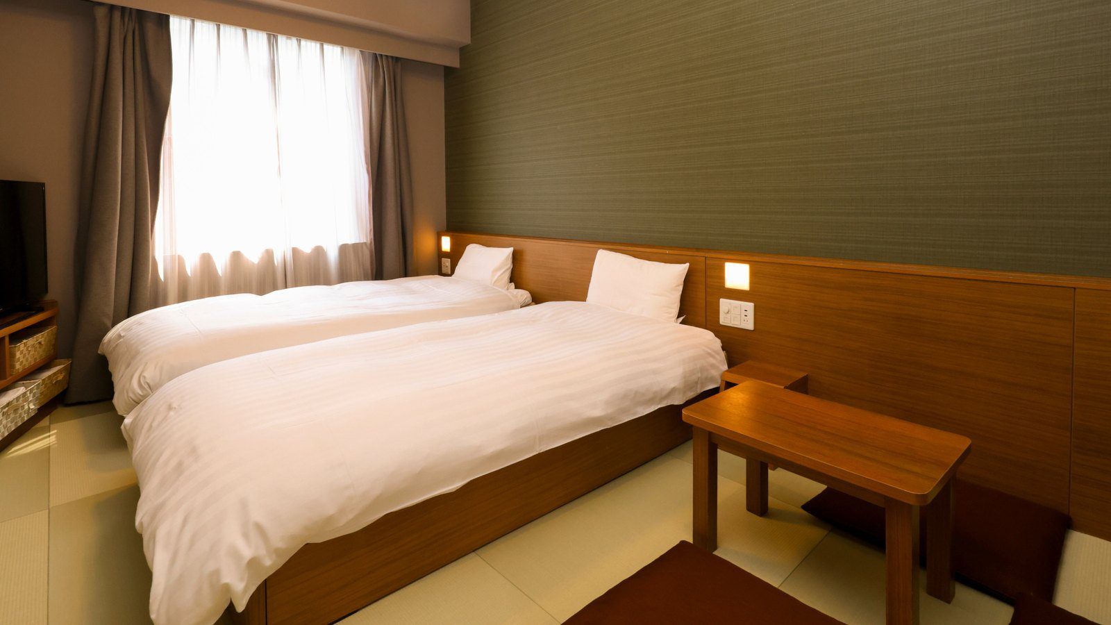 Dormy Inn 大阪谷町 和風雙床房的榻榻米地板與兩張床