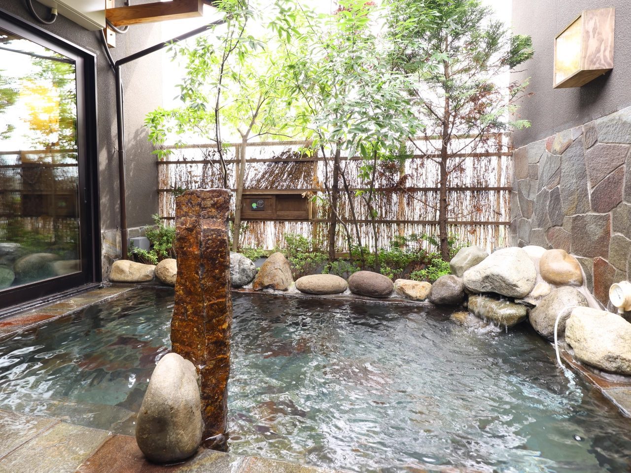 Dormy Inn PREMIUM 福井 露天風呂的岩石浴槽