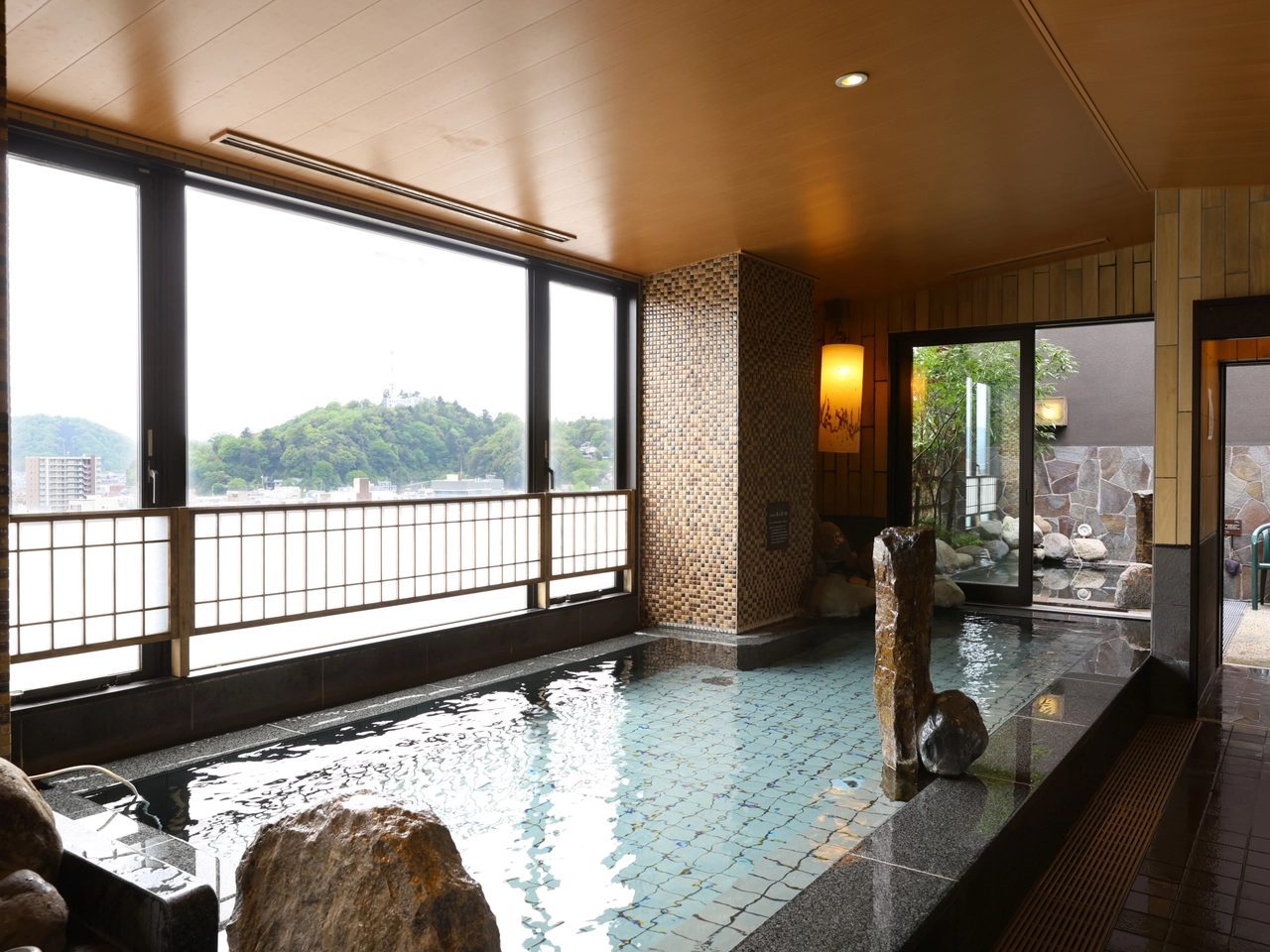 Dormy Inn PREMIUM 福井 內湯窗外的市區與山景
