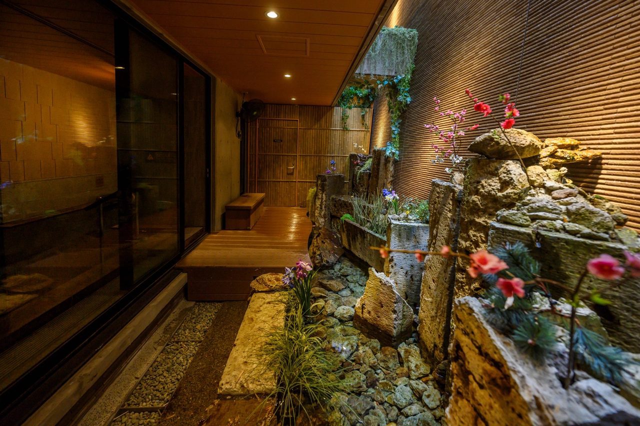 Dormy Inn PREMIUM 銀座 浴場外的庭園流水造景