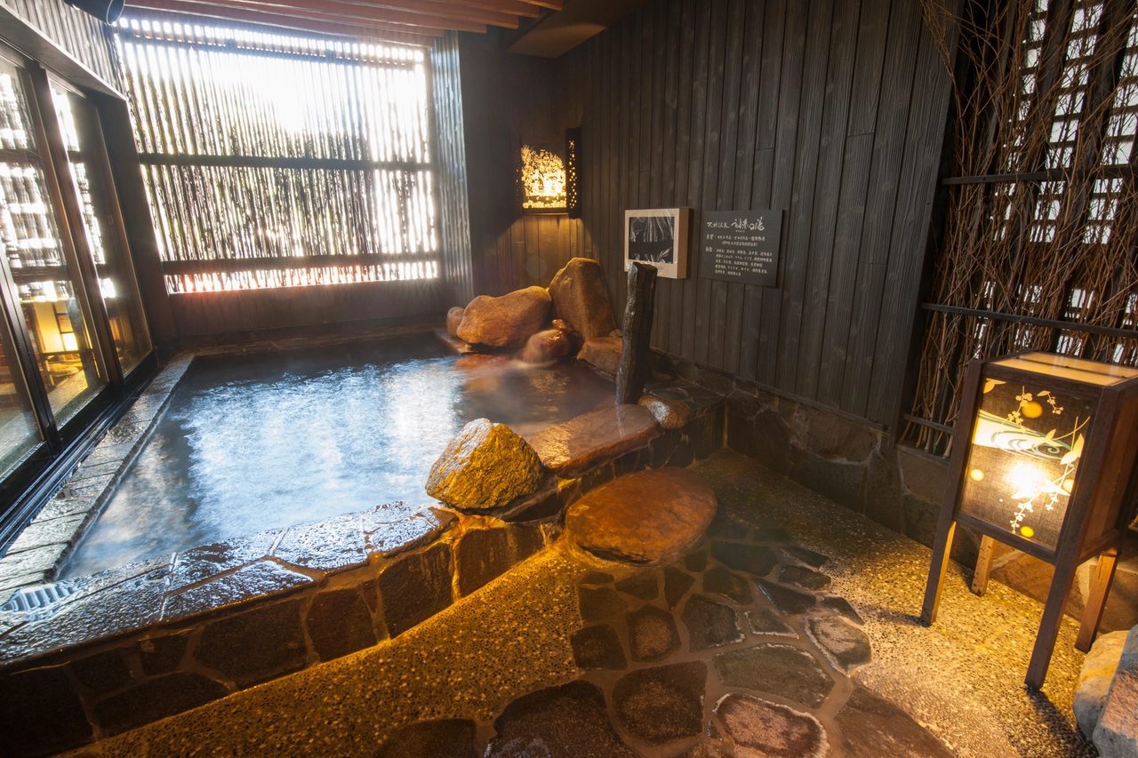 Dormy Inn PREMIUM 博多・Canal City 前 引入外氣的外湯與內湯的臥湯