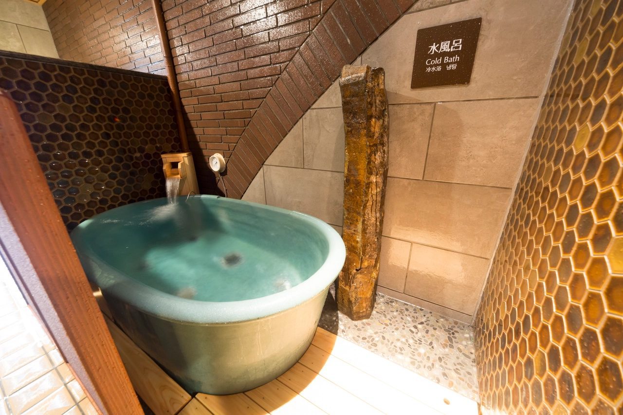 Dormy Inn PREMIUM 神田 95 度乾式三溫暖與陶器水風呂