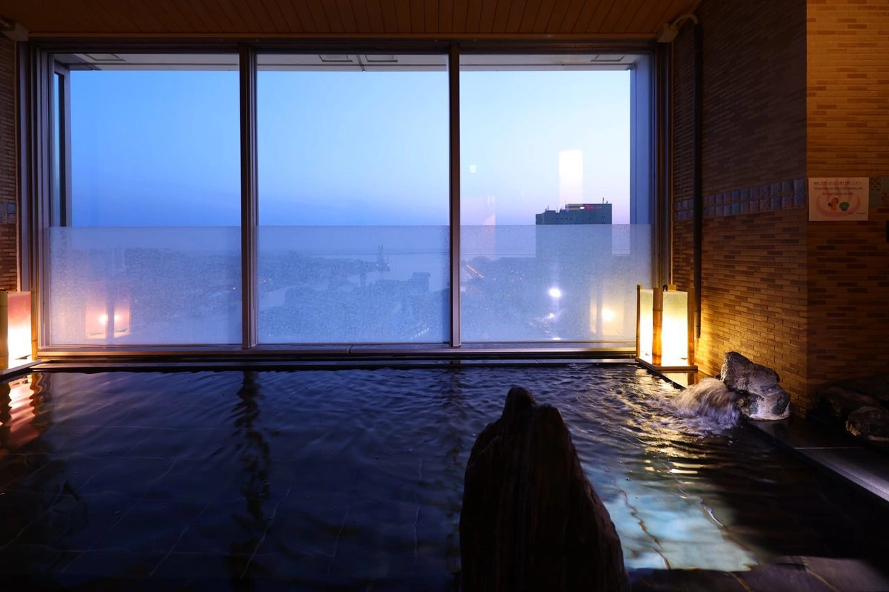 Dormy Inn PREMIUM 釧路 13 樓內湯的窗景