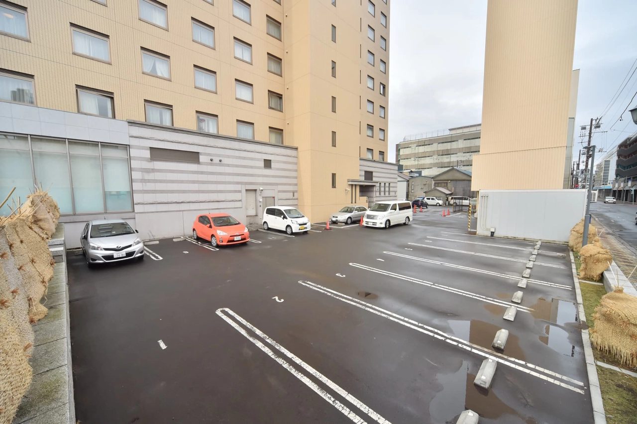 Dormy Inn PREMIUM 釧路 飯店的停車場
