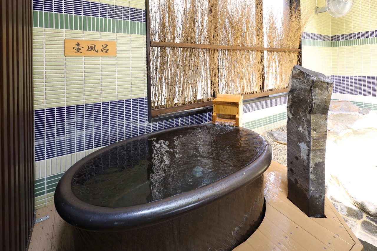 Dormy Inn PREMIUM 京都站前 露天風呂的陶器浴槽