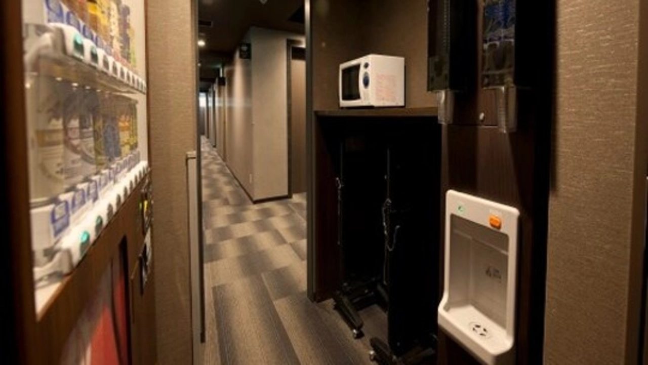 Dormy Inn PREMIUM 京都站前 客房樓層的自動販賣機與備品區