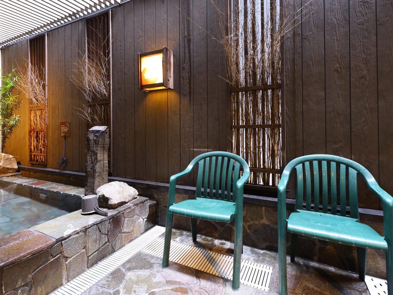 Dormy Inn PREMIUM 名古屋榮 外氣浴的座椅區