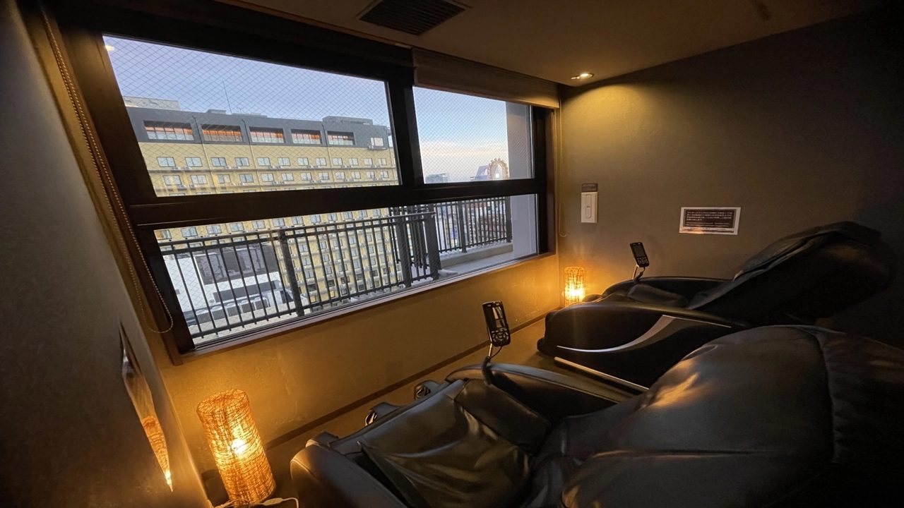 Dormy Inn PREMIUM 難波 ANNEX 同層的湯上休息區與按摩椅