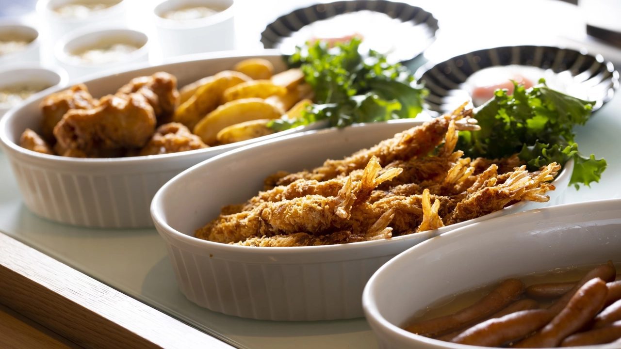 Dormy Inn PREMIUM 難波 ANNEX 早餐的熟食區