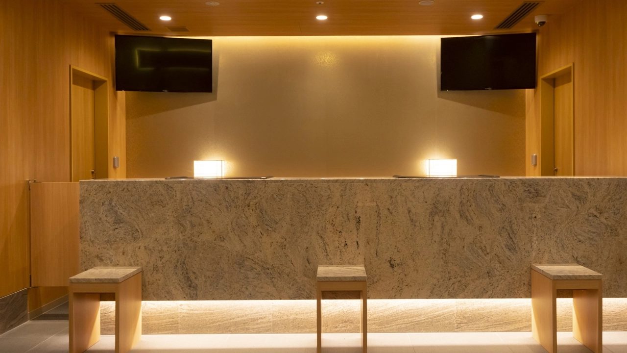 Dormy Inn PREMIUM 難波 ANNEX 大廳與櫃台