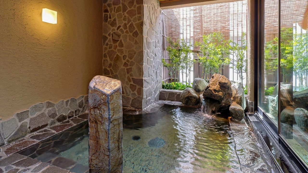 Dormy Inn PREMIUM 大阪北濱 露天風呂與植栽