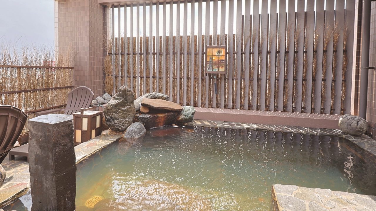 Dormy Inn PREMIUM 下關 露天風呂的岩石浴槽