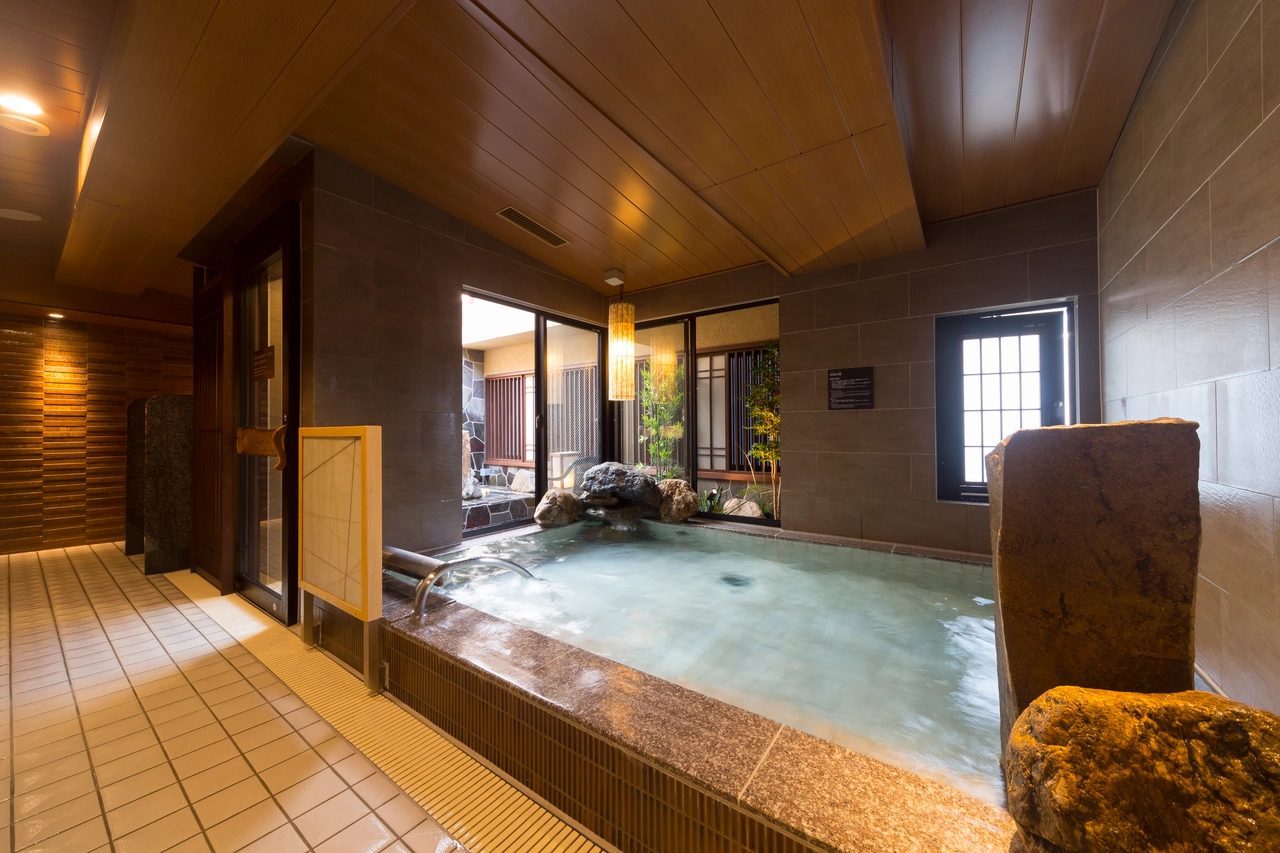 Dormy Inn PREMIUM 東京小傳馬町 11 樓最頂層的露天風呂
