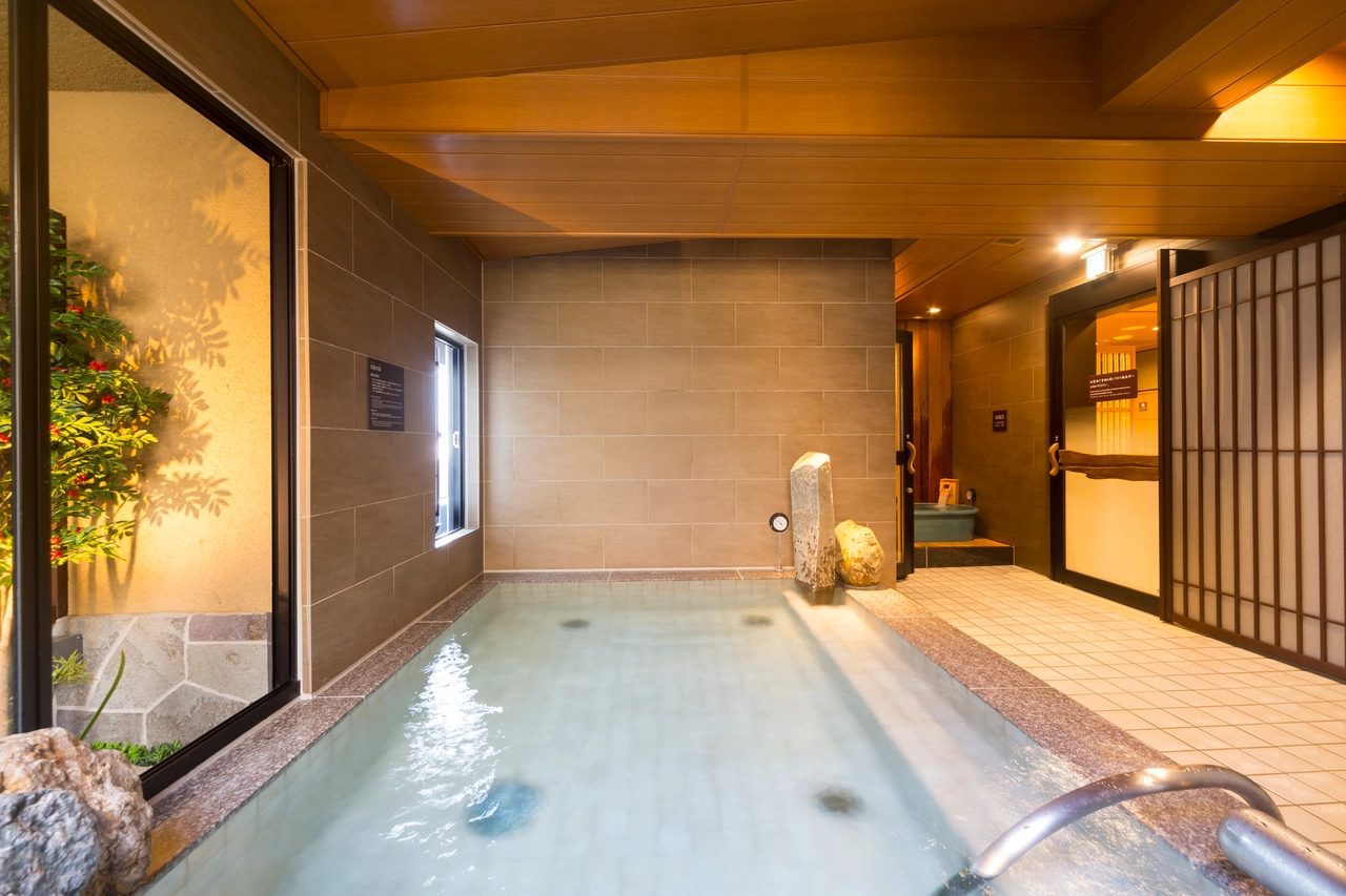 Dormy Inn PREMIUM 東京小傳馬町 內湯的窗邊