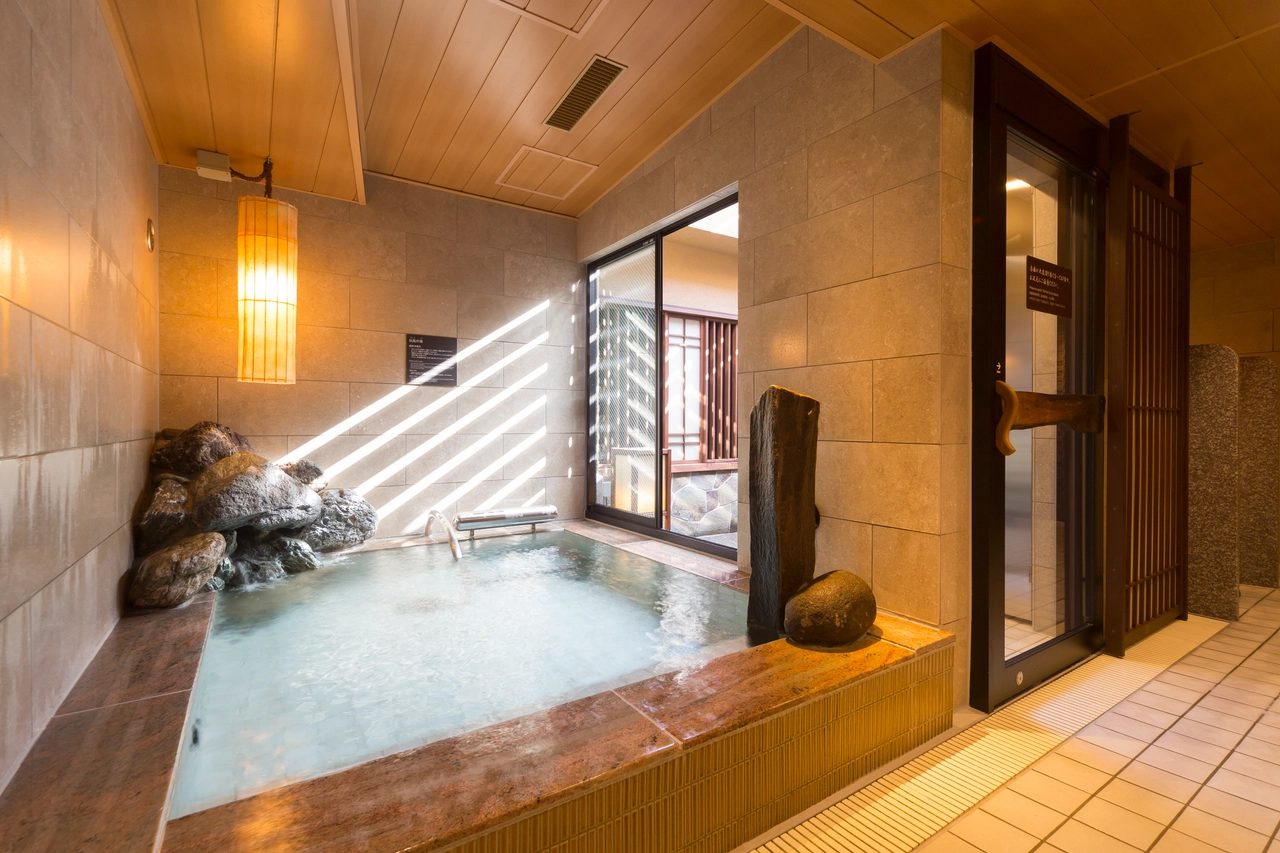 Dormy Inn PREMIUM 東京小傳馬町 浴場的石組