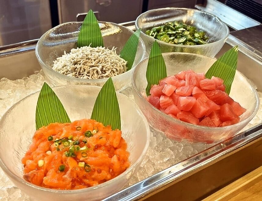 Dormy Inn PREMIUM 東京小傳馬町 早餐的海鮮丼配料