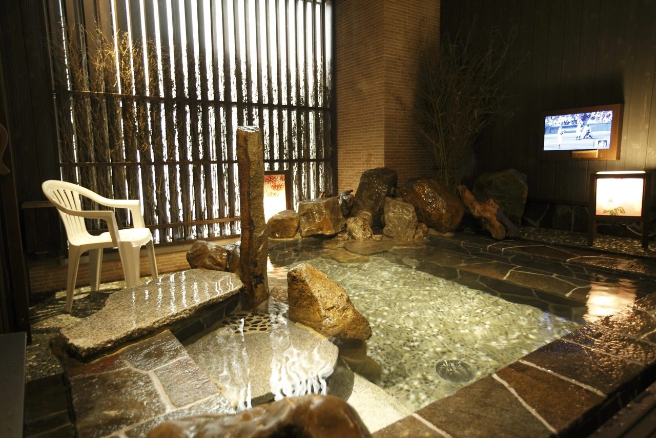 Dormy Inn PREMIUM 和歌山 外湯的石風呂與外氣浴椅