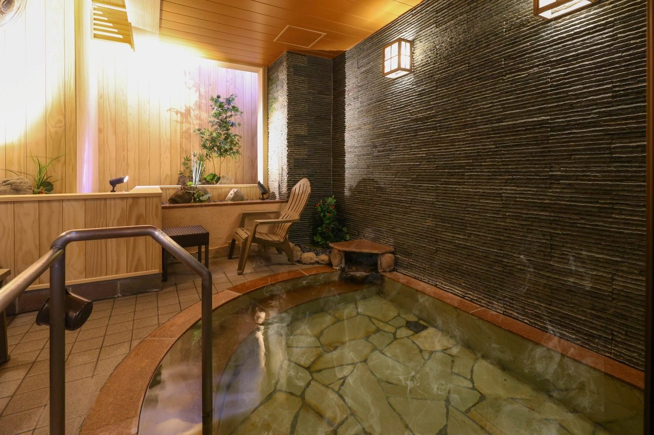 Dormy Inn 札幌 ANNEX 男湯：壺湯、檜木風呂與半露天