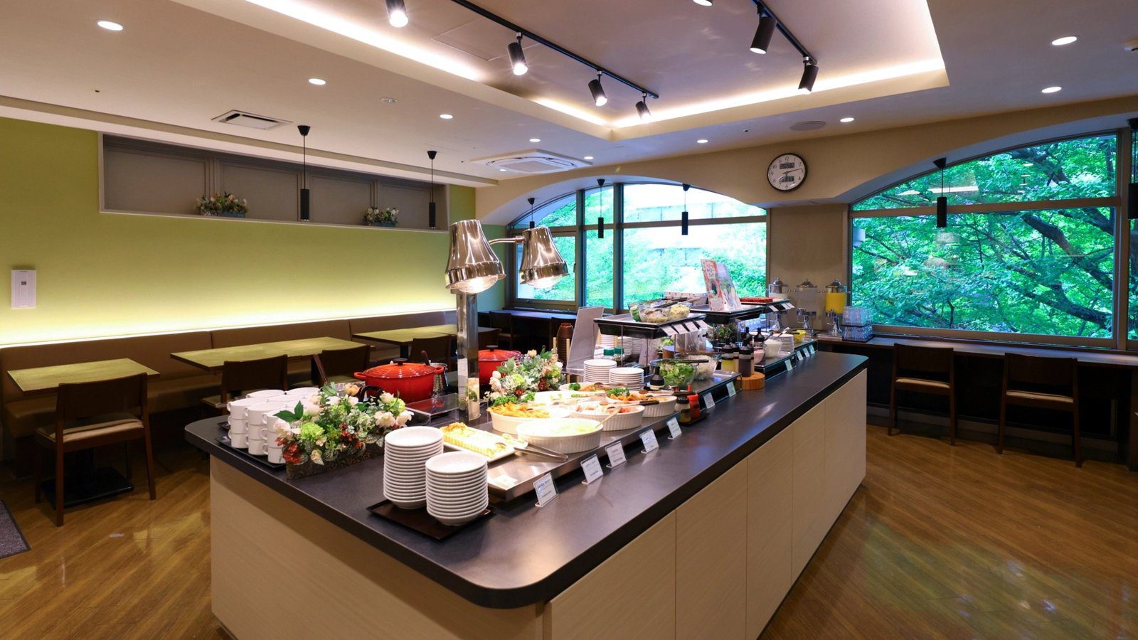 Dormy Inn 仙台 ANNEX 3 樓早餐餐廳的自助餐檯與窗外綠樹
