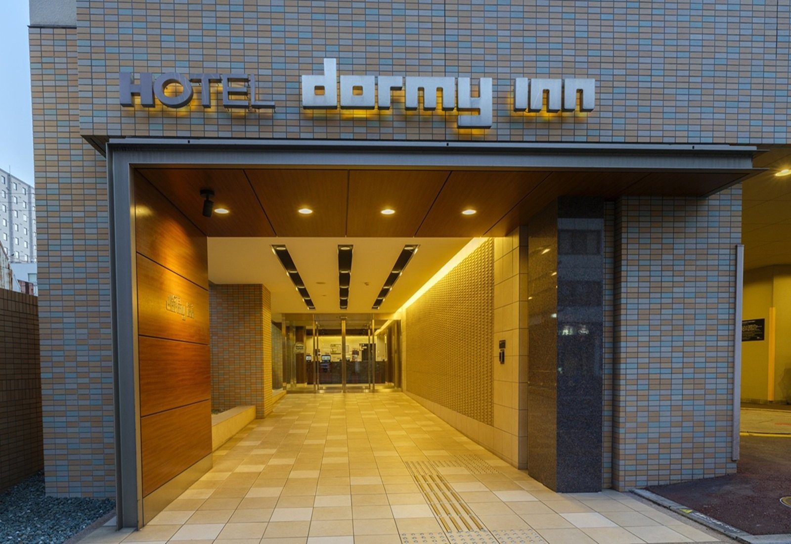 Dormy Inn 高松 HOTEL dormy inn 招牌下的正面入口