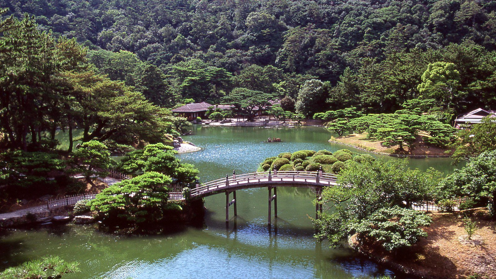 Dormy Inn 高松中央公園前 栗林公園的池塘、拱橋與松林