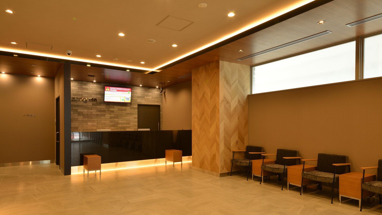 Dormy Inn 高松中央公園前 1 樓櫃台與大廳座位
