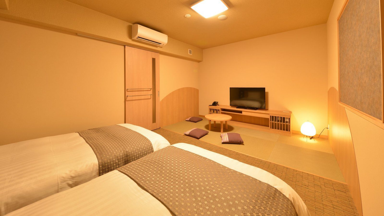 Dormy Inn 高松中央公園前 和洋室的兩張床與榻榻米區