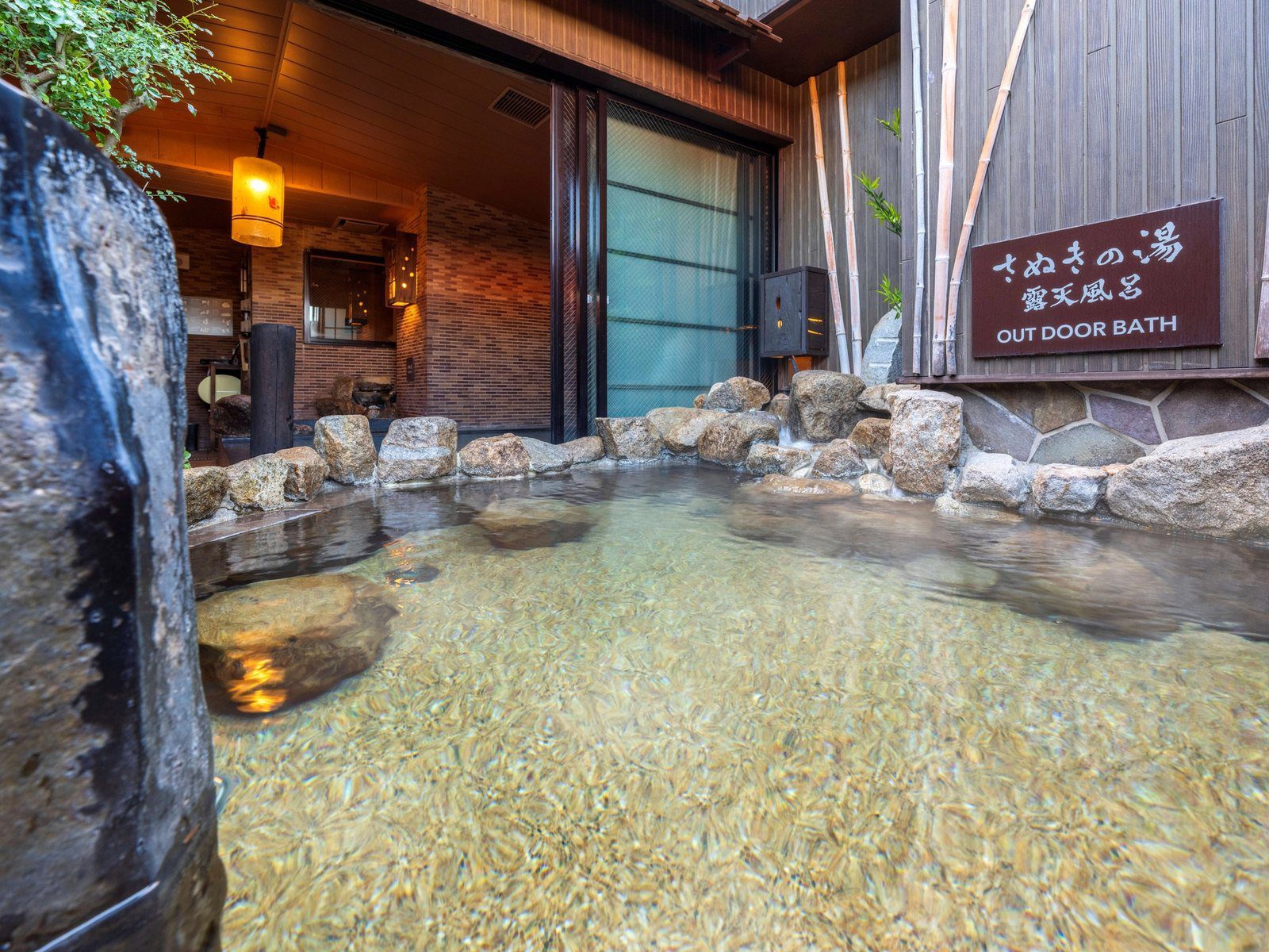 Dormy Inn 高松 11 樓讚岐之湯的石砌露天風呂