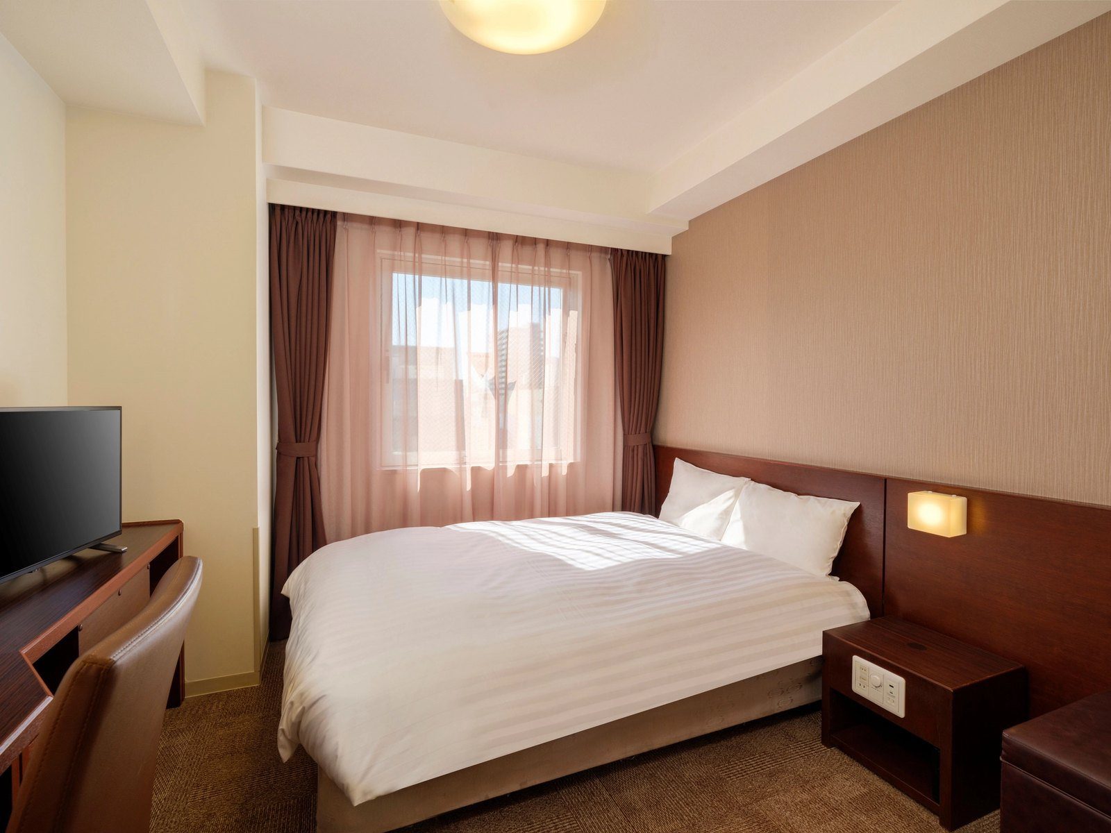 Dormy Inn 高松 雙人房的大床與書桌