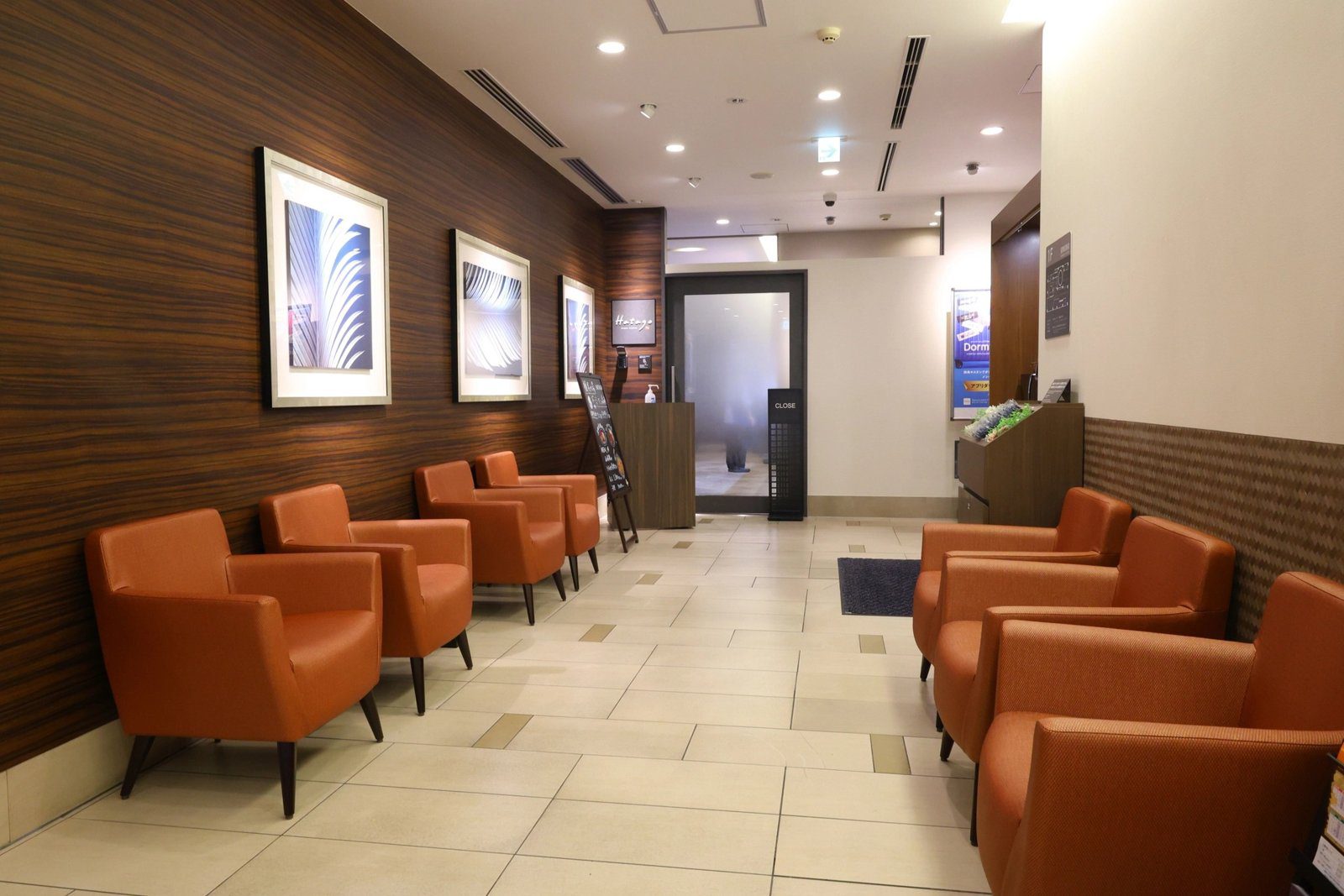 Dormy Inn 高崎 大廳的橘色沙發區