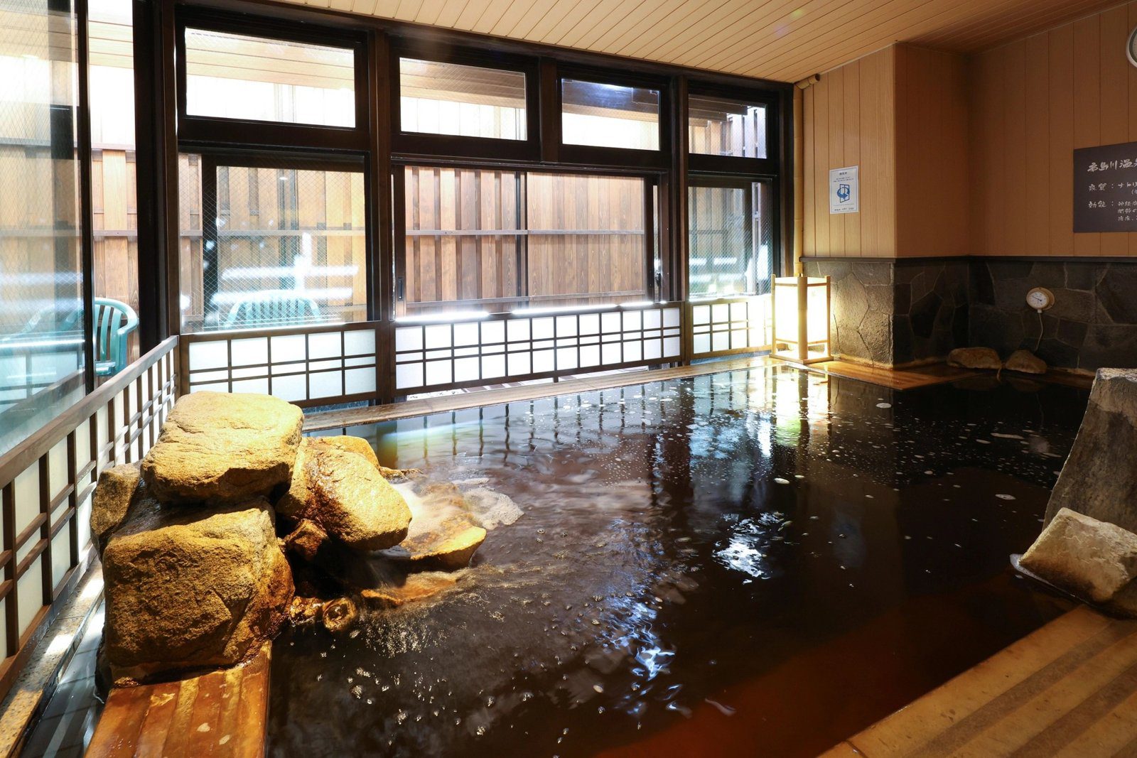 Dormy Inn 東京八丁堀 大浴場的溫泉內湯與石組