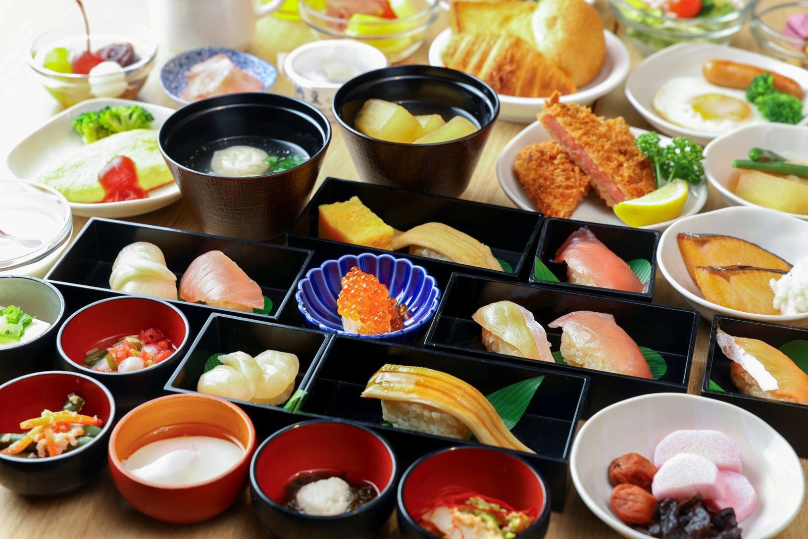 Dormy Inn 東京八丁堀 早餐的彩色壽司與小缽料理