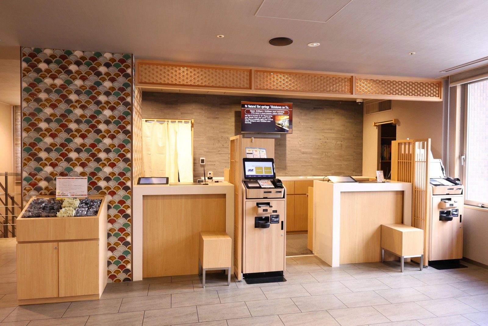 Dormy Inn 東京八丁堀 櫃台與自助入住機