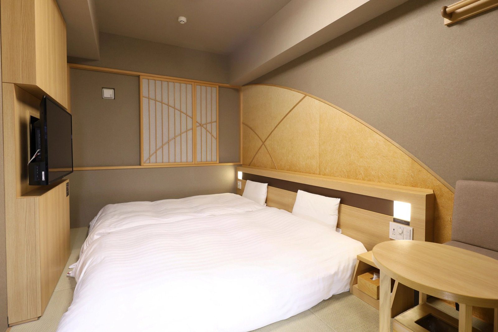 Dormy Inn 東京八丁堀 和風雙床房的榻榻米地板與兩張床