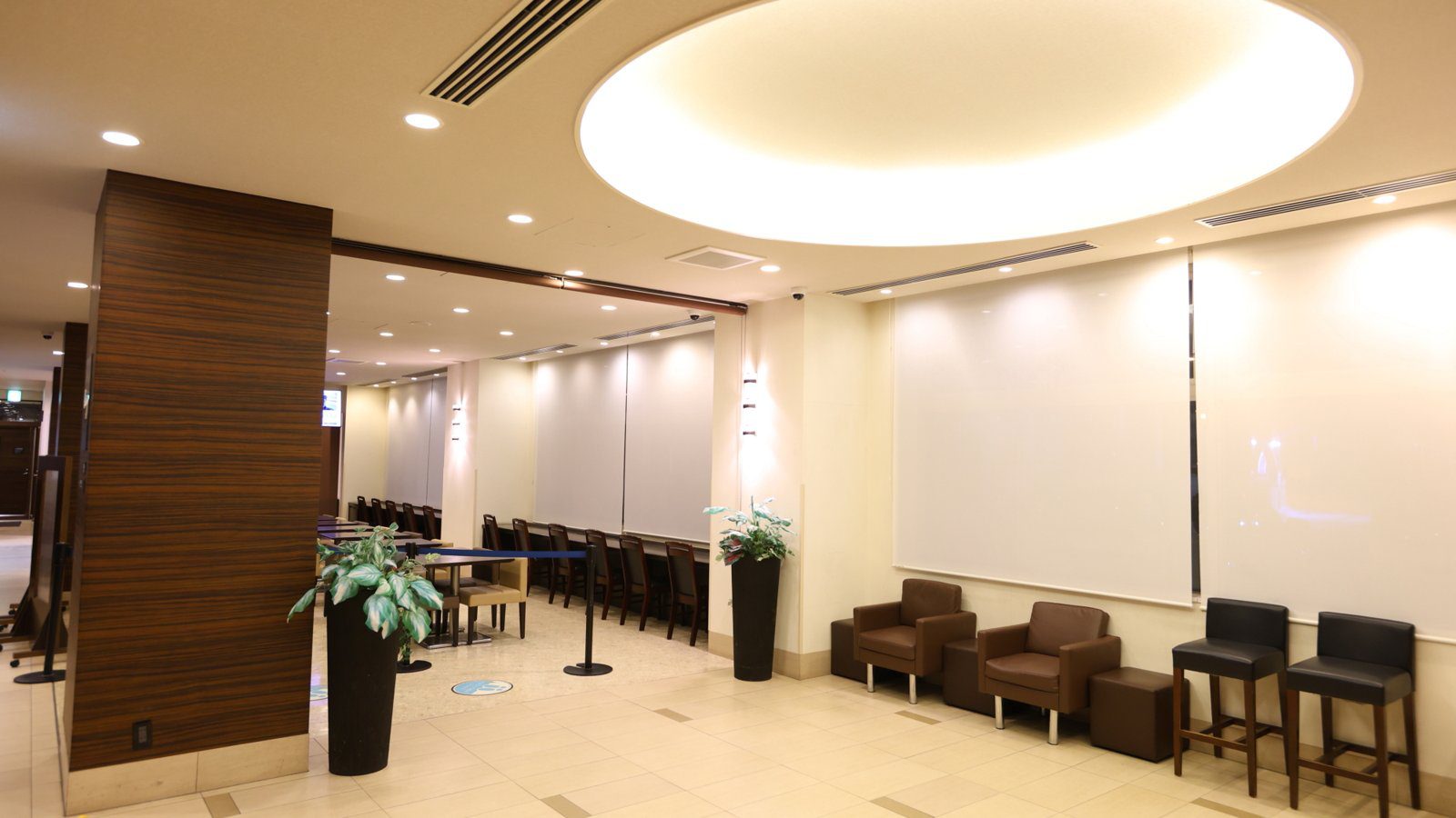 Dormy Inn 苫小牧 1 樓大廳的沙發區