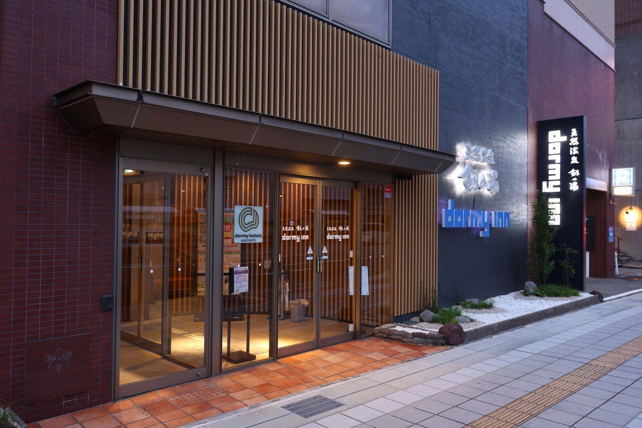 Dormy Inn 富山 面向人行道的飯店入口