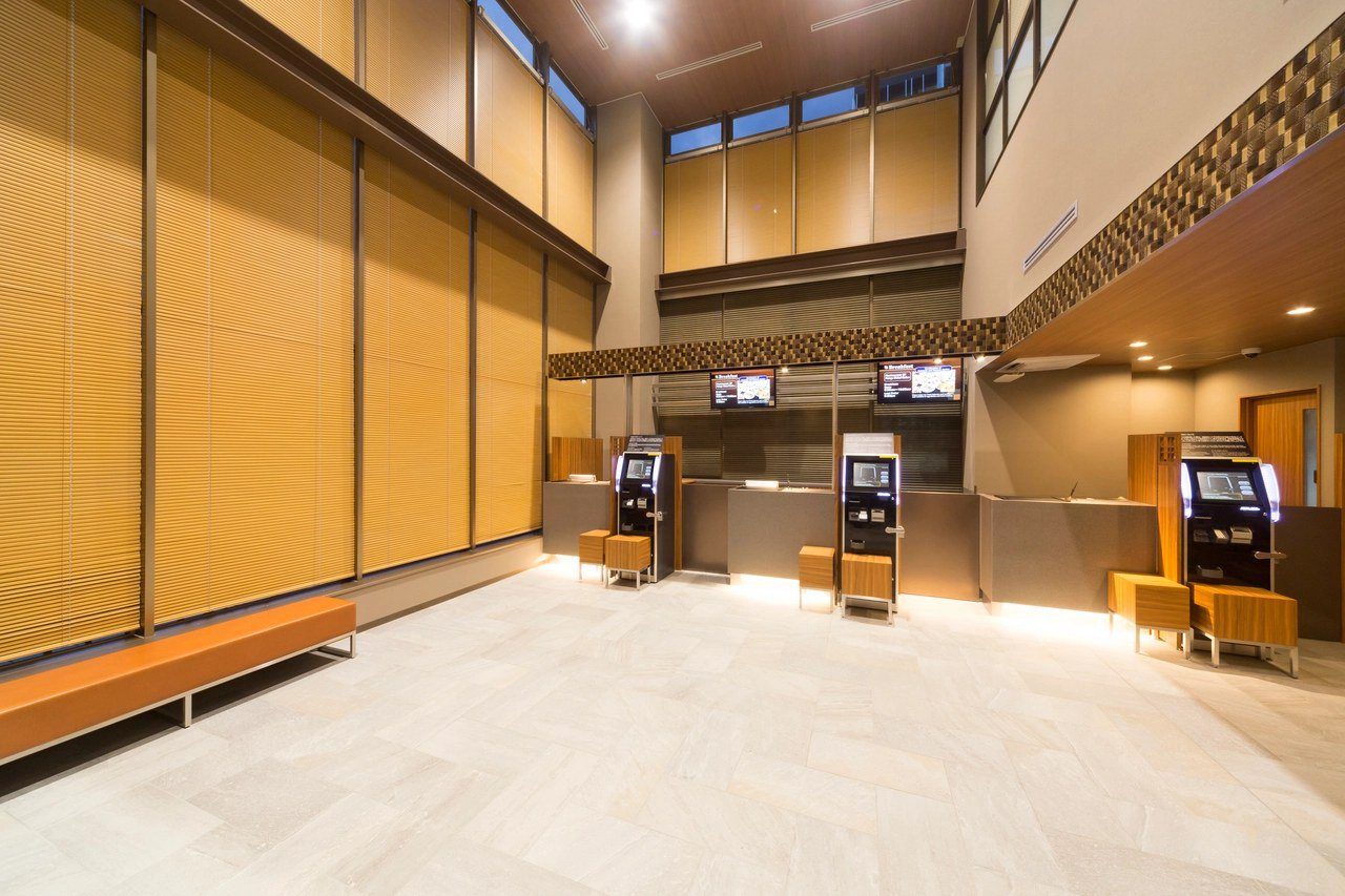 Dormy Inn 富山 挑高的大廳與櫃台