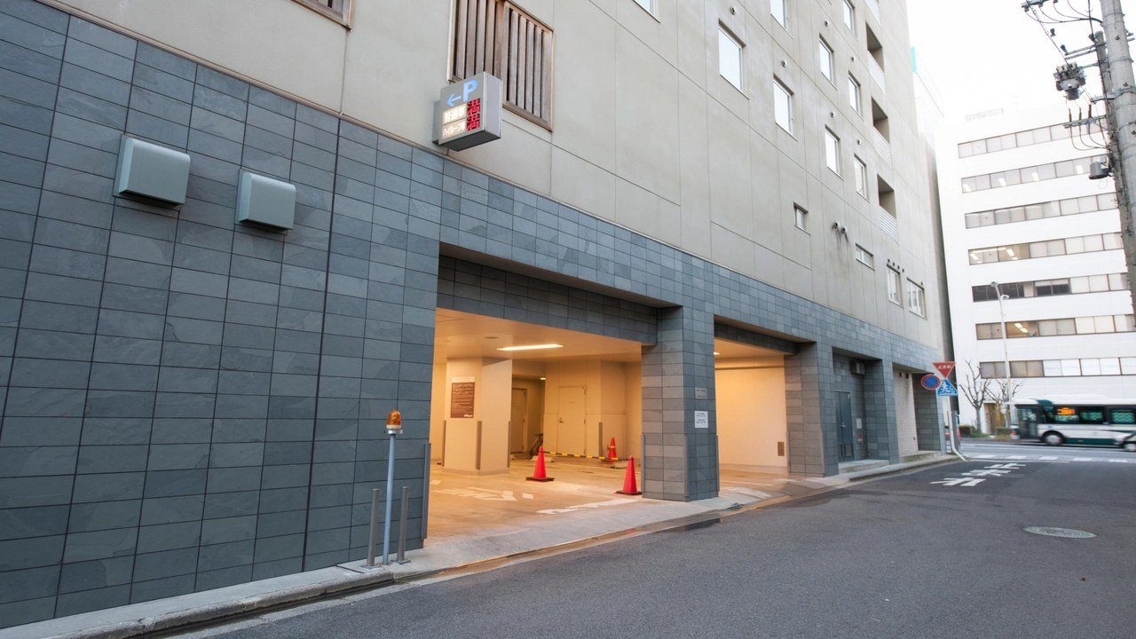 Dormy Inn 津 飯店側面的停車場入口