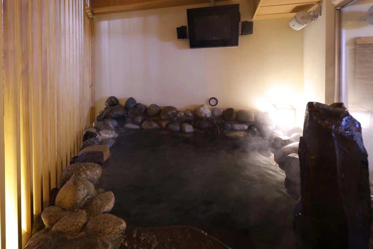 Dormy Inn 津 附電視的岩風呂外湯