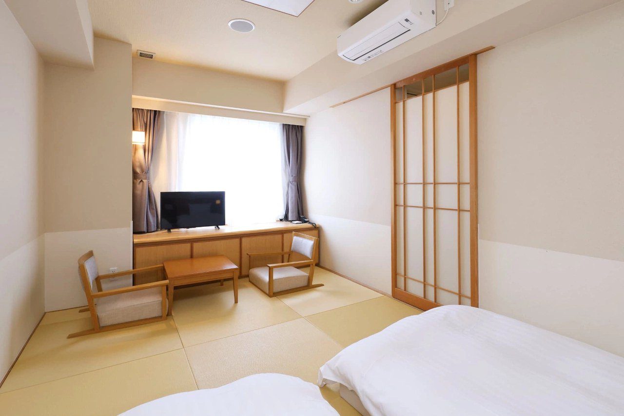 Dormy Inn 津 鋪榻榻米的和室客房