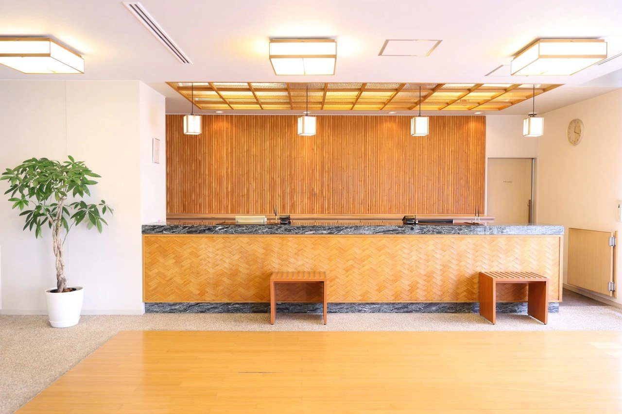 Dormy Inn 津 1 樓櫃台