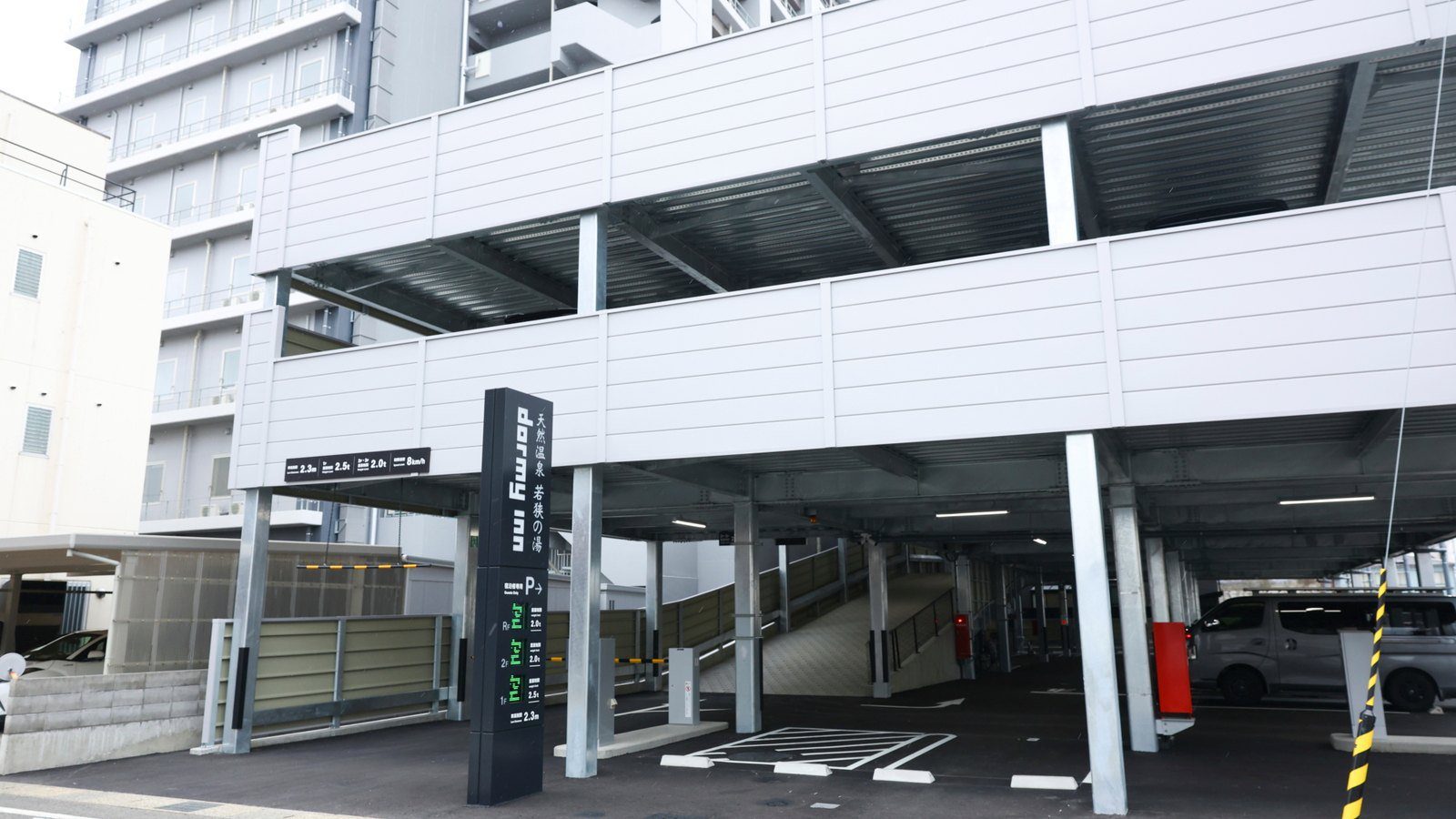 Dormy Inn 敦賀 飯店附設的三層自走式立體停車場入口