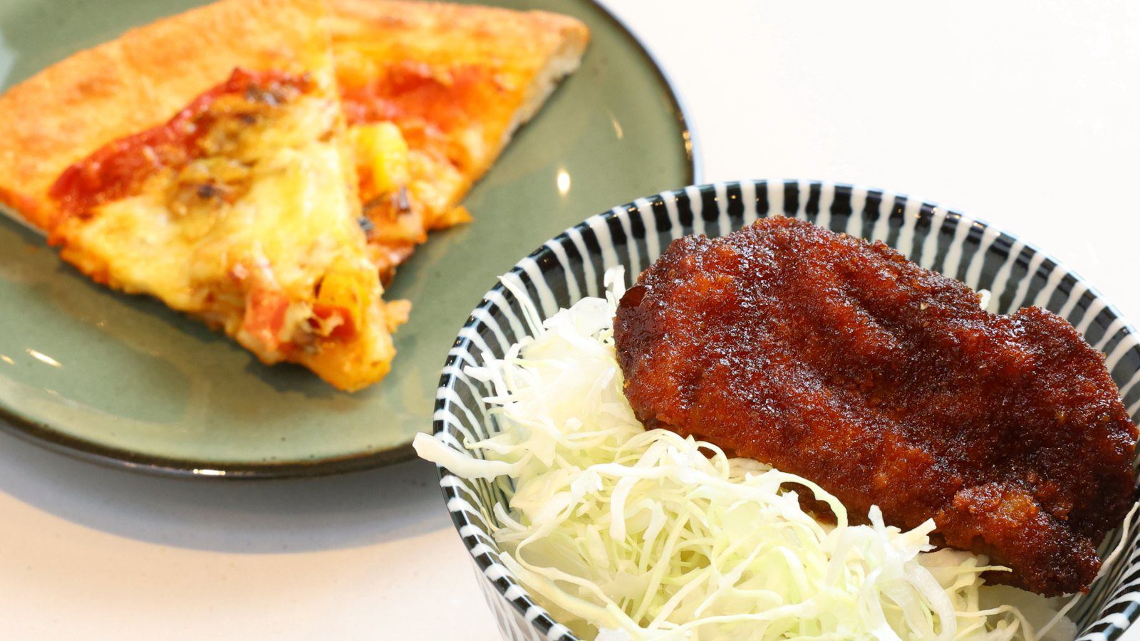 Dormy Inn 敦賀 早餐的鯖魚罐頭披薩與醬汁豬排丼