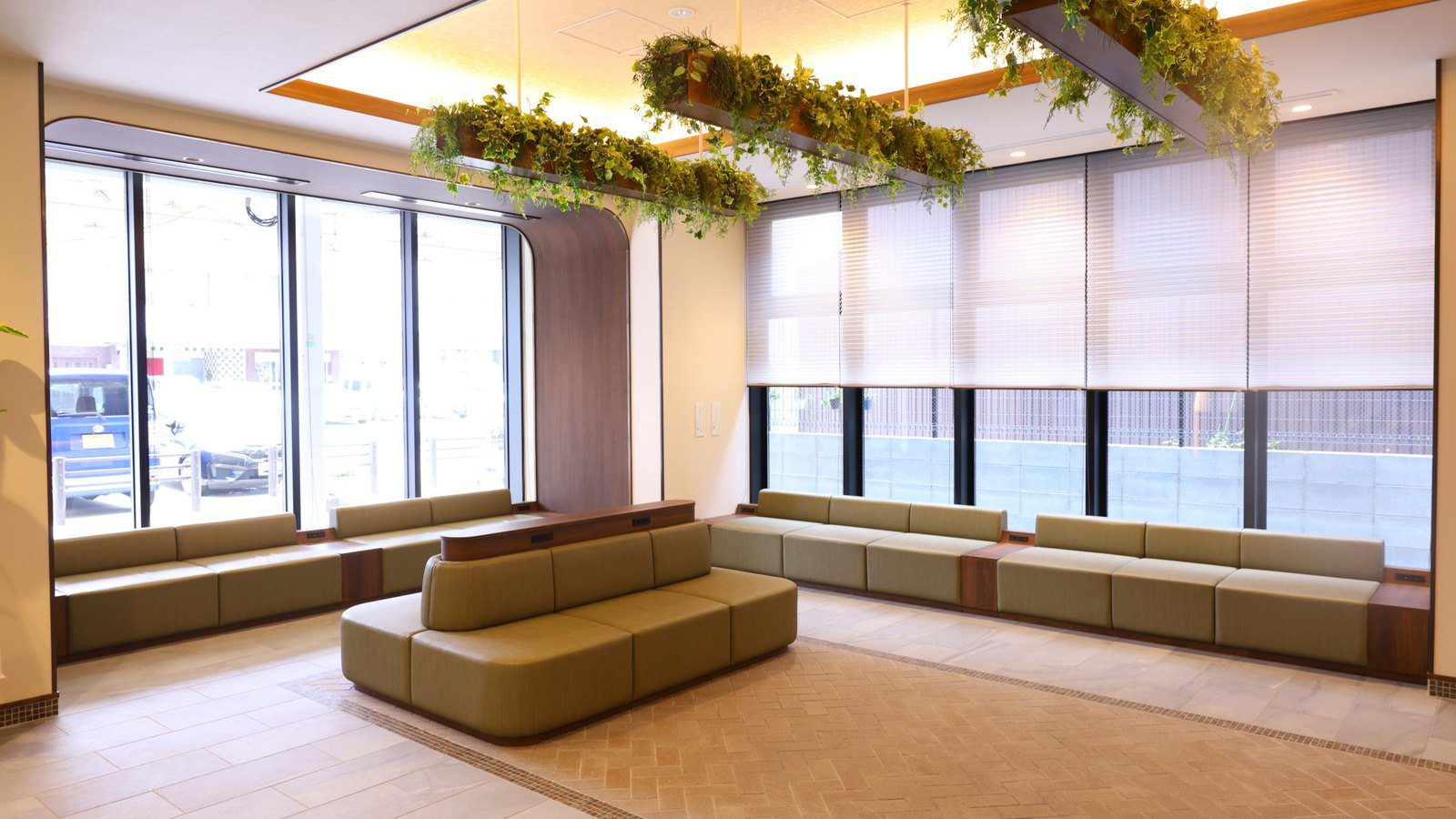 Dormy Inn 敦賀 1 樓大廳的長沙發座位與天花板植栽
