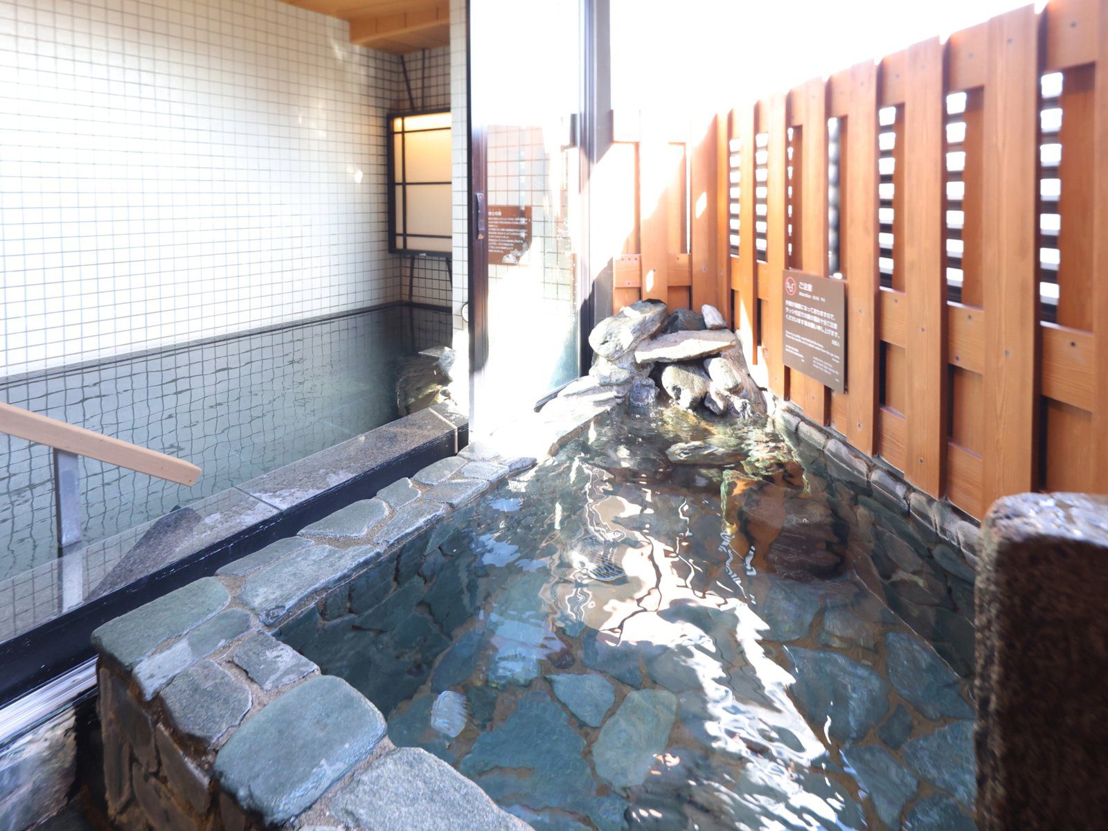 Dormy Inn 上野・御徒町 男湯的半露天風呂與石組